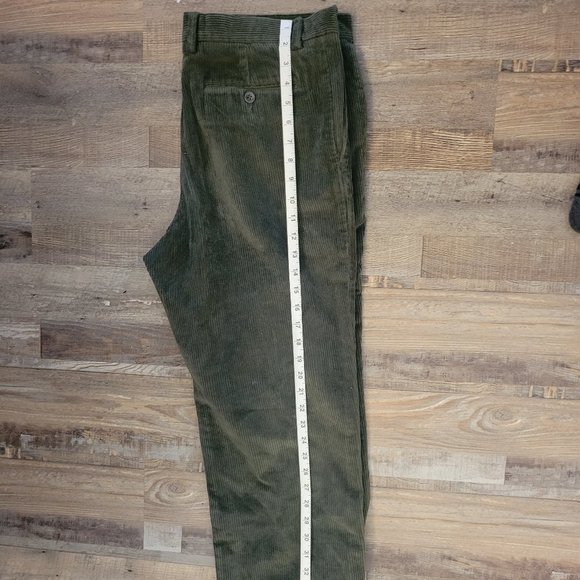 35x26 | Essentials Men's Pleated | Classic-Fit Stretch Corduroy | Chino Pant - Picture 4 of 6